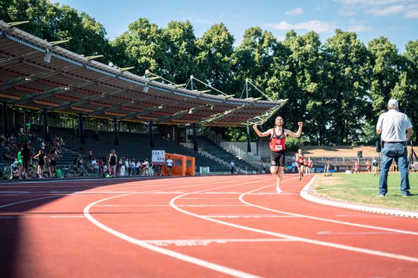 Robin Zernick (LG Osnabrueck) jubelt im Ziel am 02.07.2022 waehrend den NLV+BLV Leichtathletik-Landesmeisterschaften im Jahnstadion in Goettingen (Tag 1)